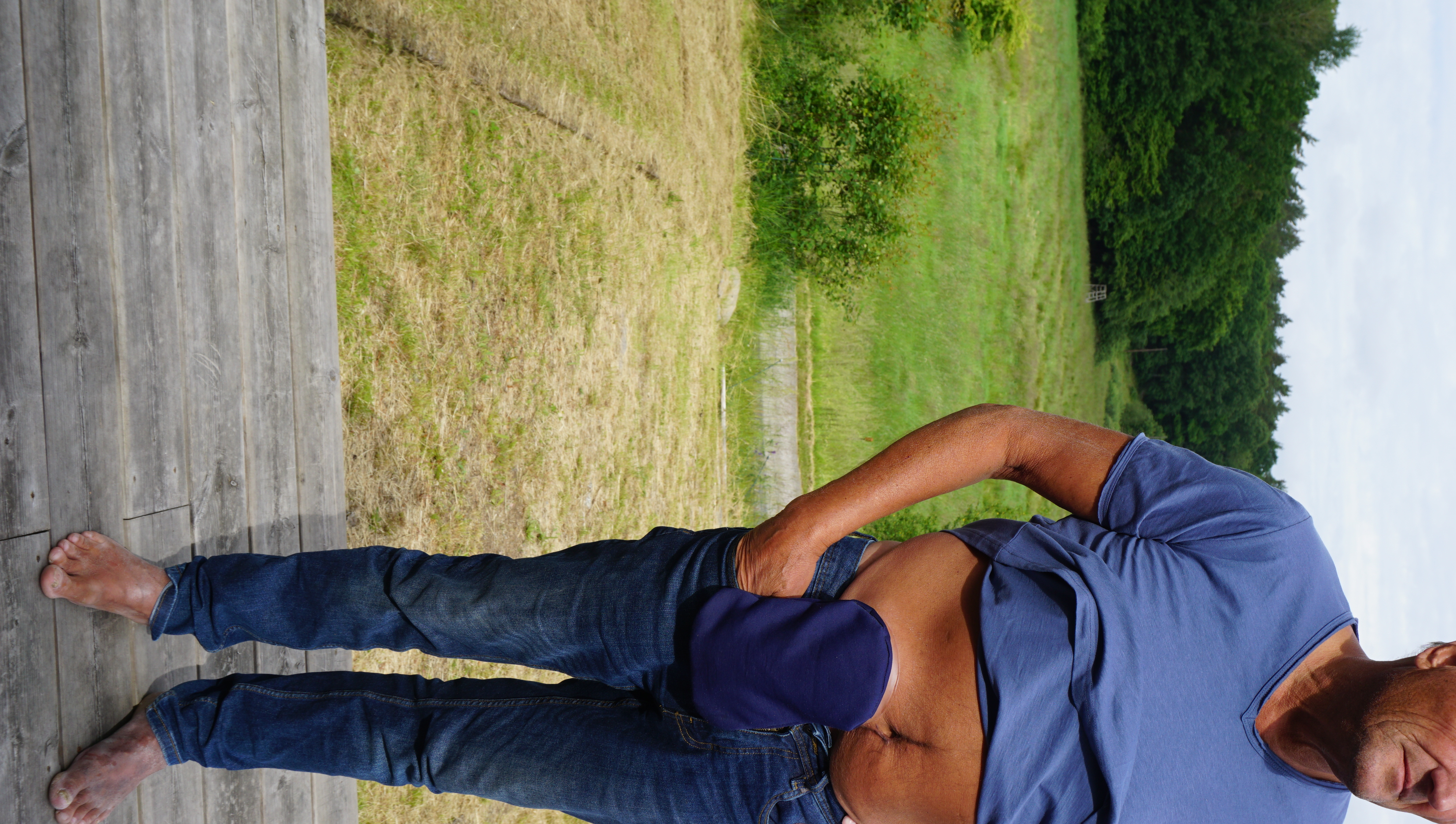 Person som visar Stomidesign överdrag utomhus i sommarkläder